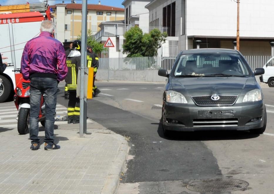 Si scontra in moto con un’auto, lievi ferite per un giovane