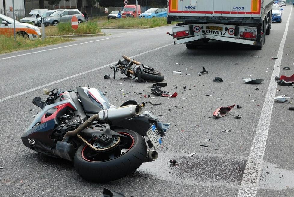 Il motociclista ha un braccio fratturato 