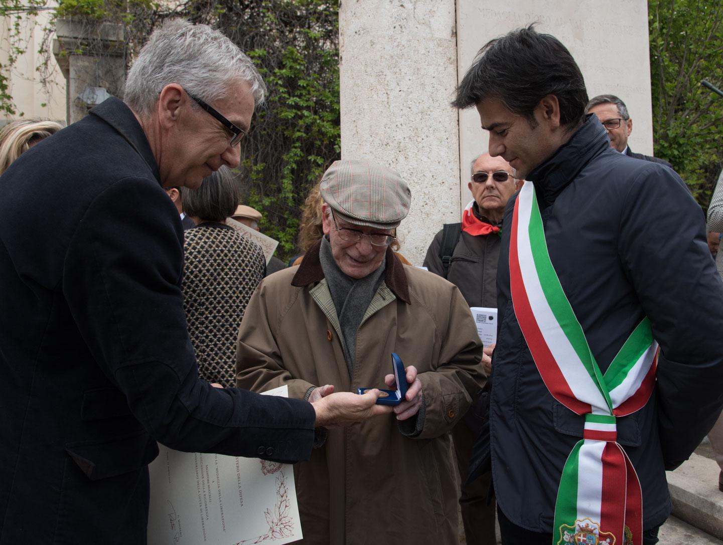 Il presidente della Regione Francesco Pigliaru e il sindaco di Cagliari Massimo Zedda con un ex combattente (foto Mario Rosas)
