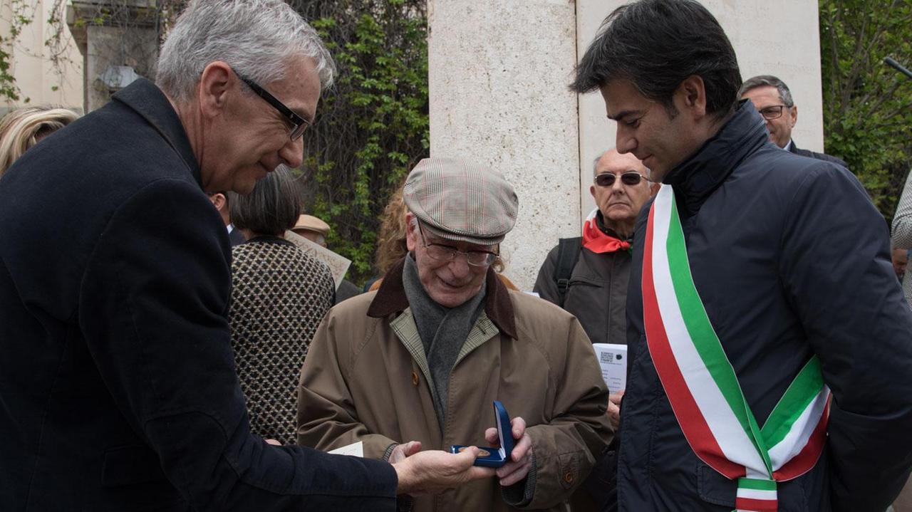 Il presidente della Regione Francesco Pigliaru e il sindaco di Cagliari Massimo Zedda con un ex combattente (foto Mario Rosas)