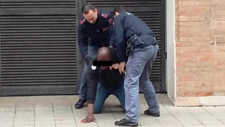 Spacciatore inseguito e bloccato a Modena