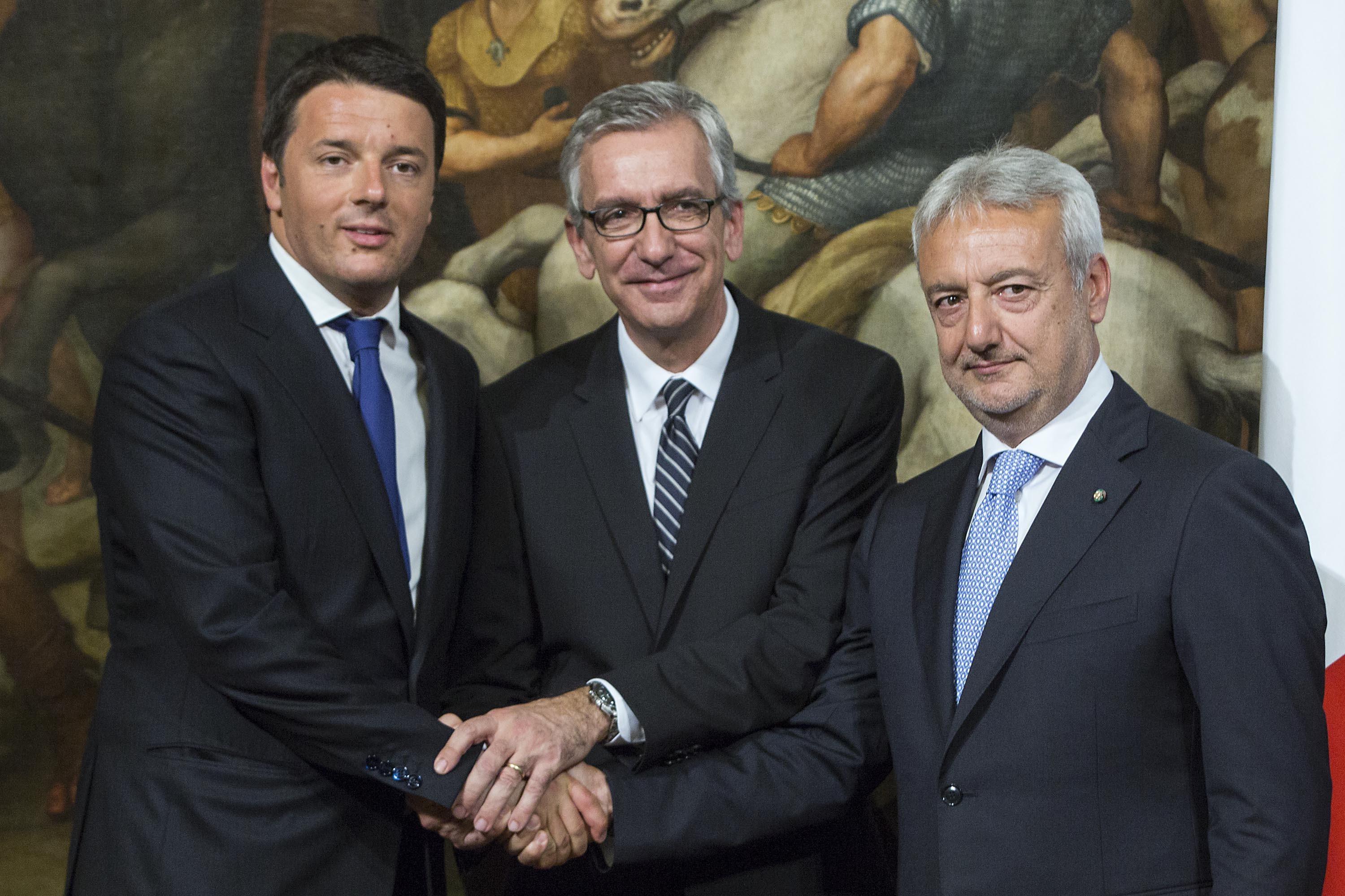 Francesco Pigliaru, al centro con il premier Matteo Renzi e Lucio Rispo di Qfe