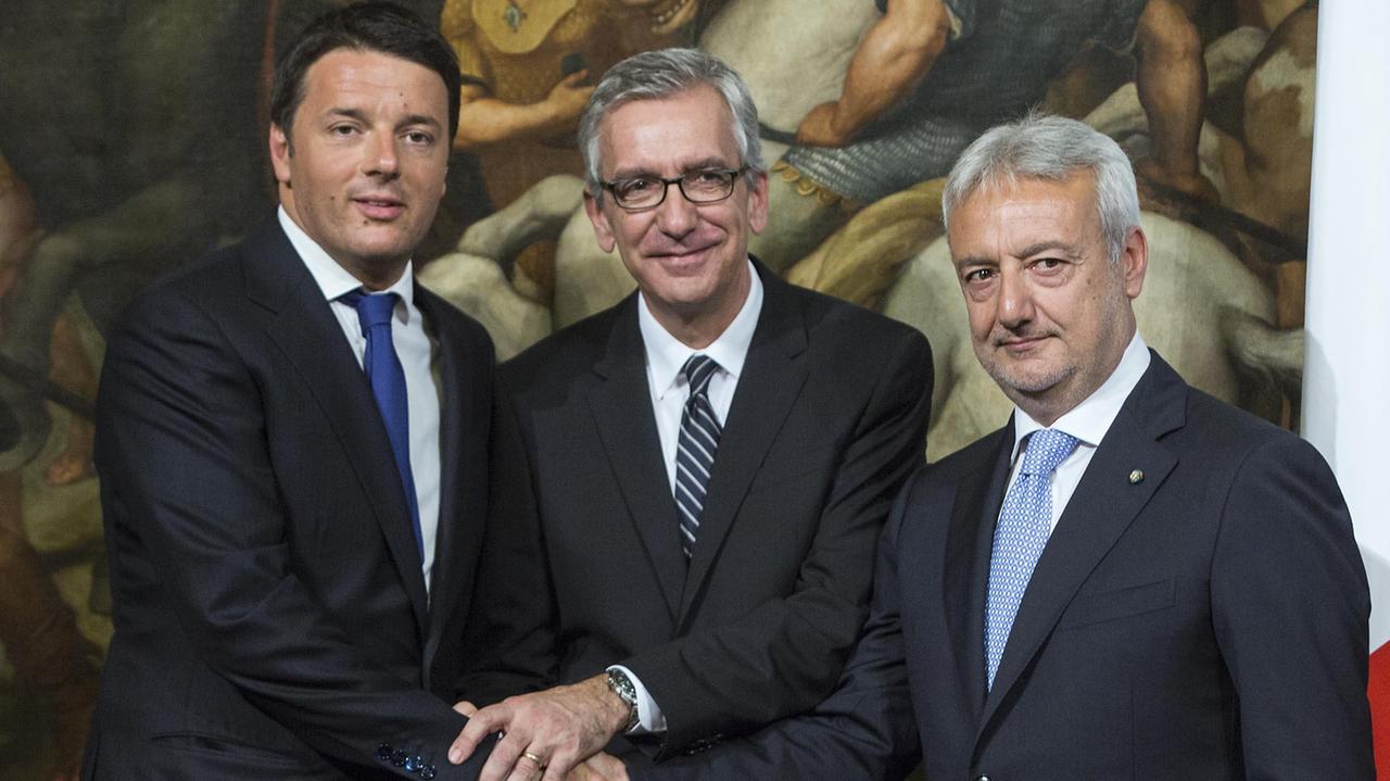 Francesco Pigliaru, al centro con il premier Matteo Renzi e Lucio Rispo di Qfe
