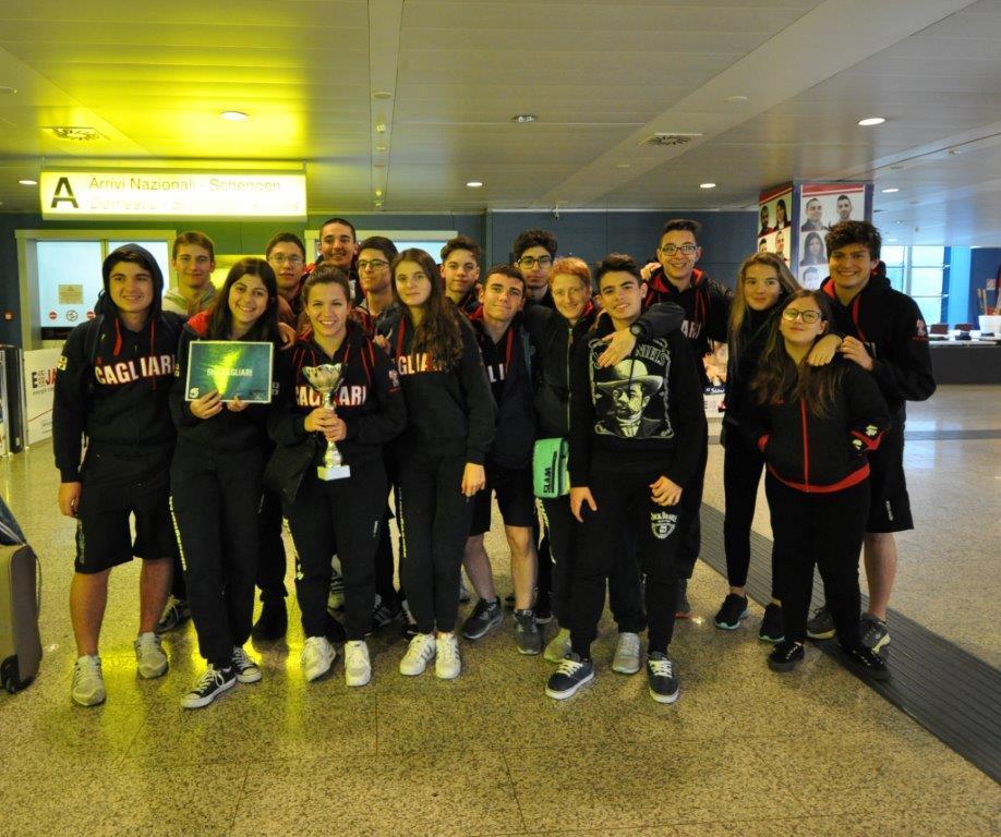 Gli atleti della prima squadra Sub Cagliari e i ragazzi di SC Luna di Sestu