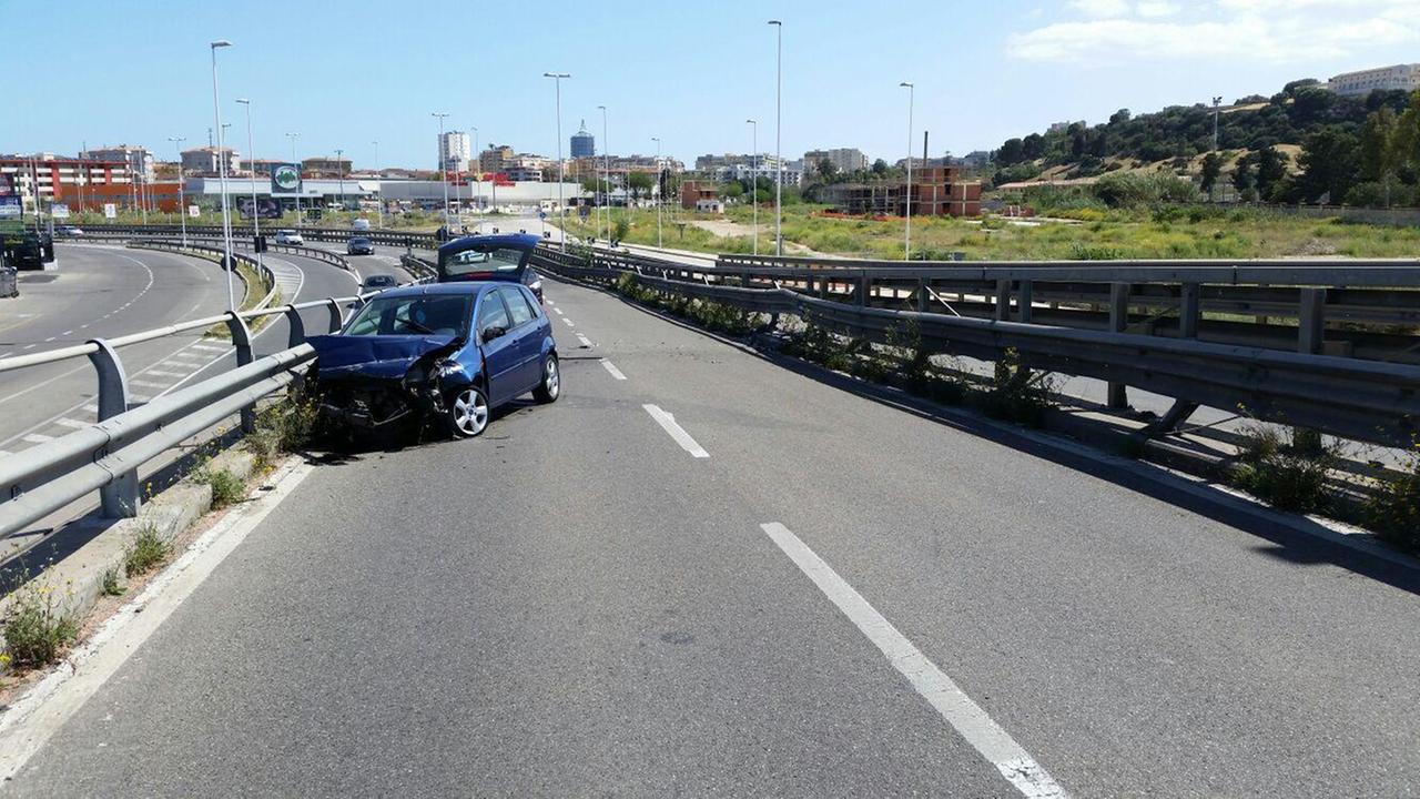 Cagliari, perde il controllo dell'auto e sbatte due volte sul guard rail: ferita