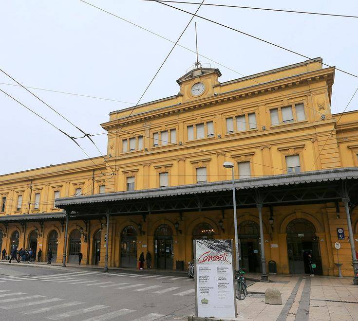 Modena, preso a botte sul treno per rapinarlo del telefono 