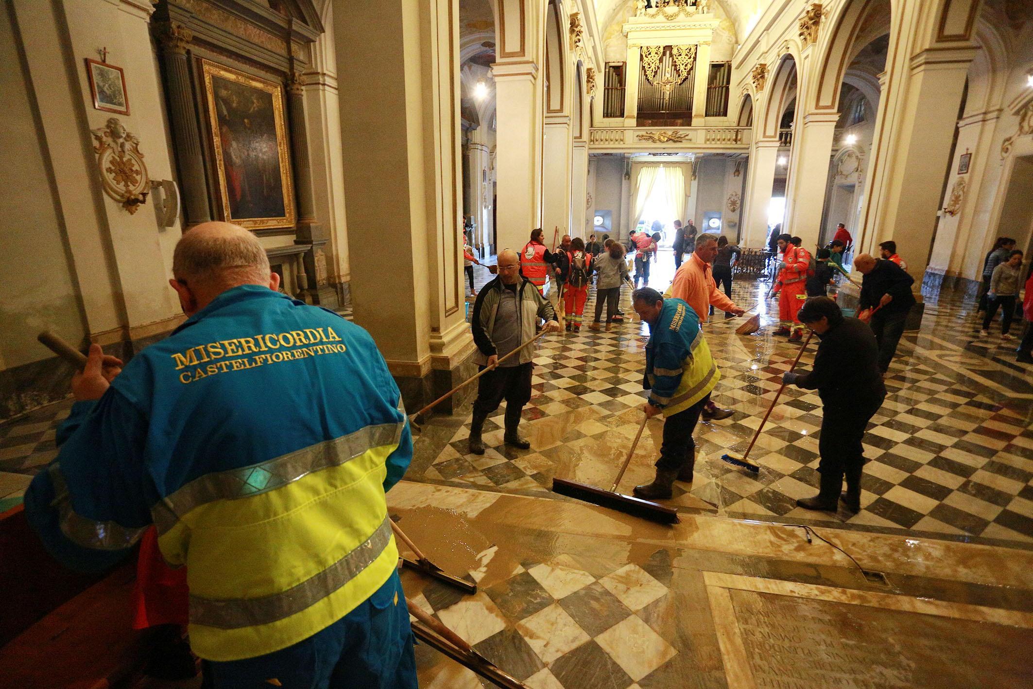 I volontari impegnati a ripulire il santuario di Santa Verdiana (Foto Agenzia Carlo Sestini)