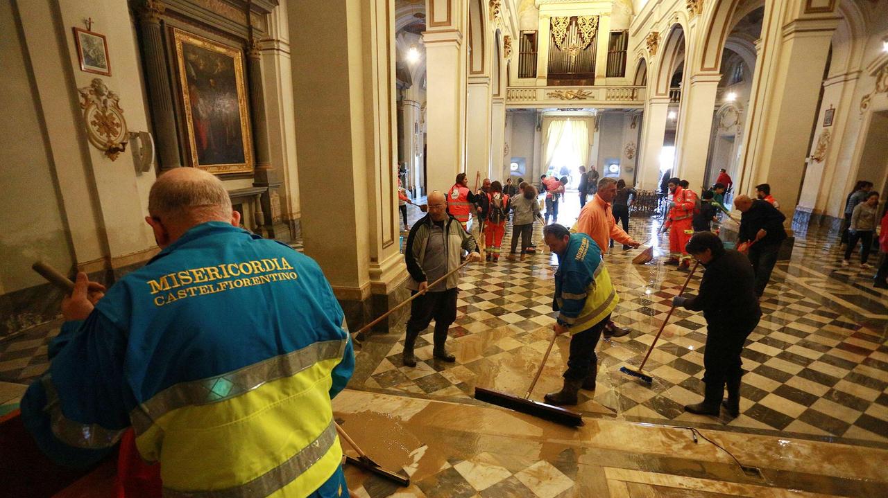 I volontari impegnati a ripulire il santuario di Santa Verdiana (Foto Agenzia Carlo Sestini)
