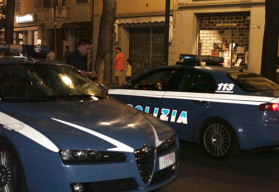 Reggio Emilia, il colpo del Samaritano: finge un malore e deruba chi lo aiuta 