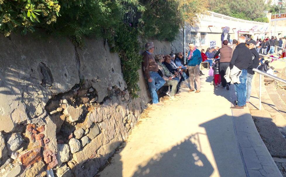 Il degrado lungo la passeggiata a mare di Castiglioncello (Foto Falorni/Silvi)