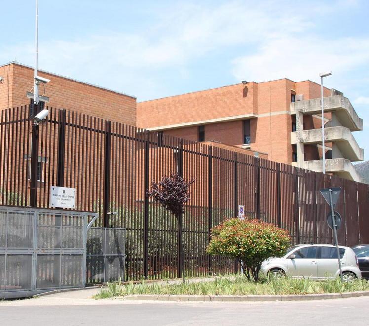 Bloccata mentre passa l’hashish al parente detenuto