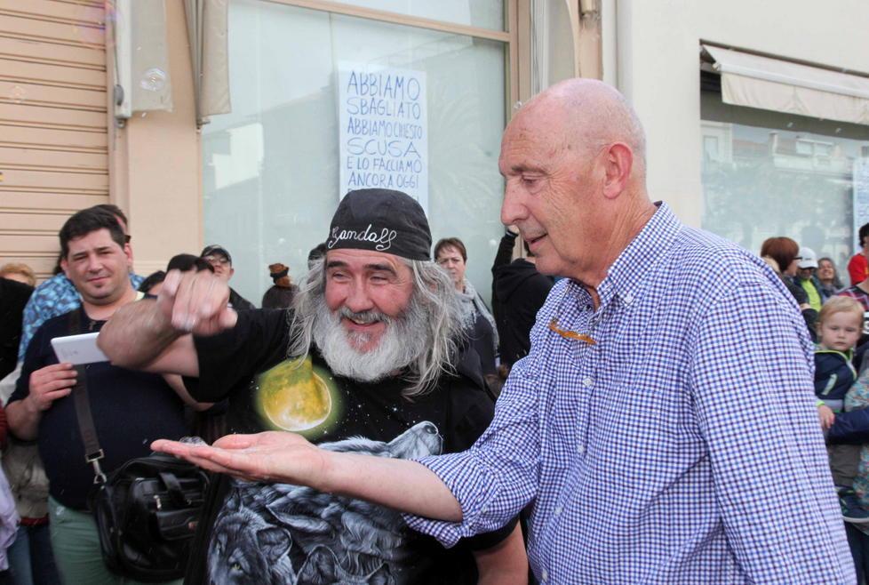 La protesta mette insieme la politica 