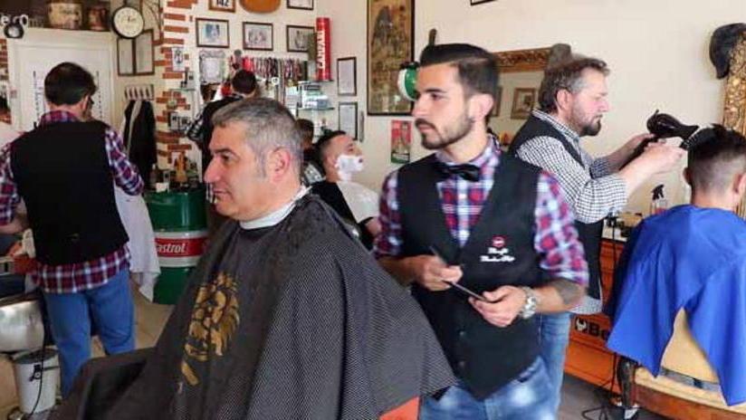 Una maratona con rasoio e scarpe da corsa