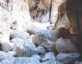 In gita nella gola Gorroppu scivola e si rompe una gamba