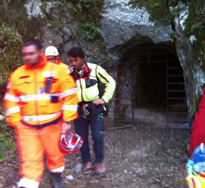 Cade in grotta, speleologa ferita 