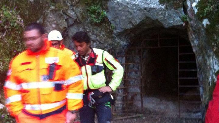 Cade in grotta, speleologa ferita