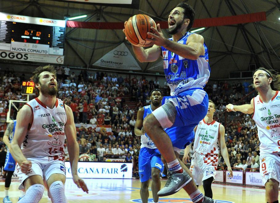 La Dinamo come Penelope, disfa una vittoria già in tasca 