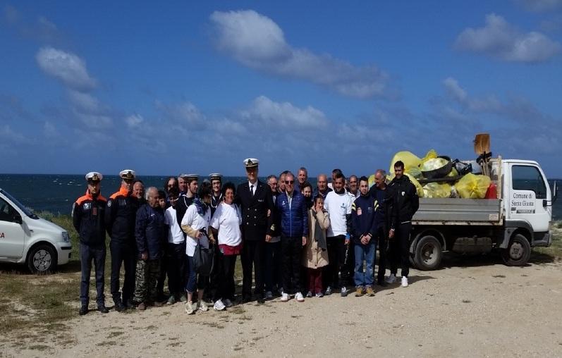 Giornata ecologica, rifiuti portati via dalle spiagge