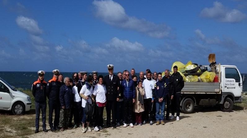 Giornata ecologica, rifiuti portati via dalle spiagge