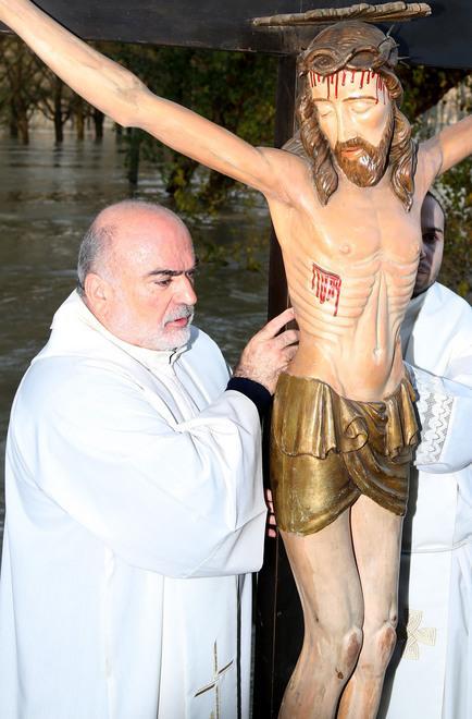 Il vescovo chiede il silenzio al parroco di Brescello 