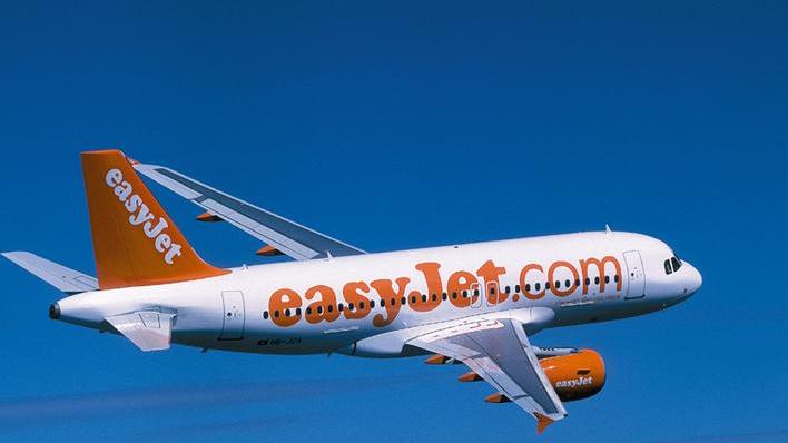 Fuma sul volo "Olbia-Milano", arriva la polizia