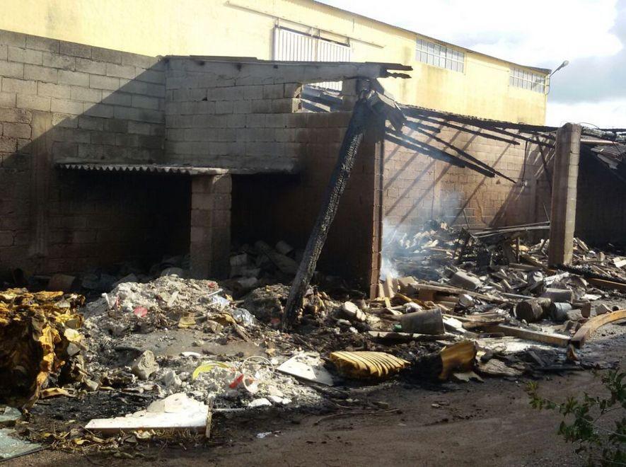 Olbia, a fuoco il deposito di rifiuti di una falegnameria di via Angola