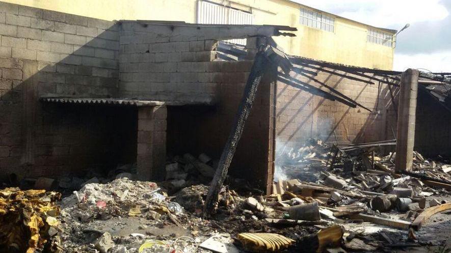 Olbia, a fuoco il deposito di rifiuti di una falegnameria di via Angola