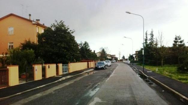 Beve un bicchier d’acqua e le strappa la collana