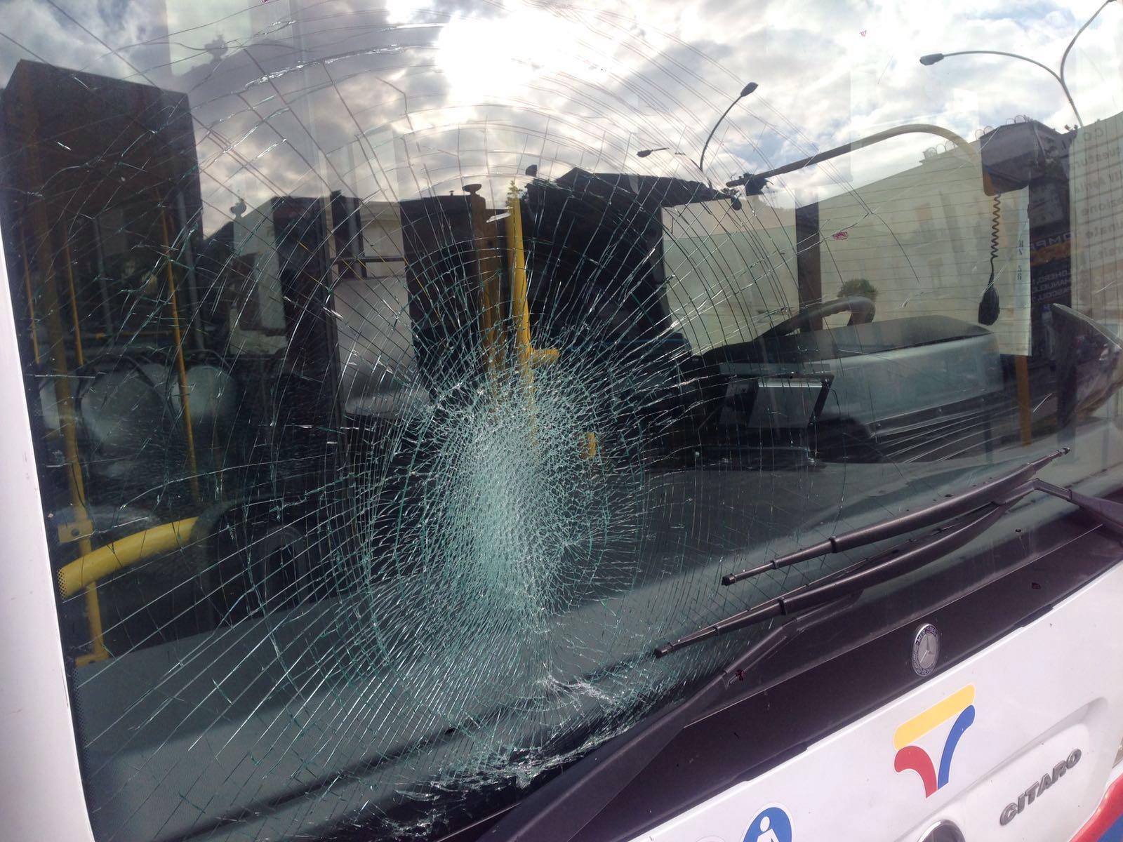 Il parabrezza dell'autobus sfondato