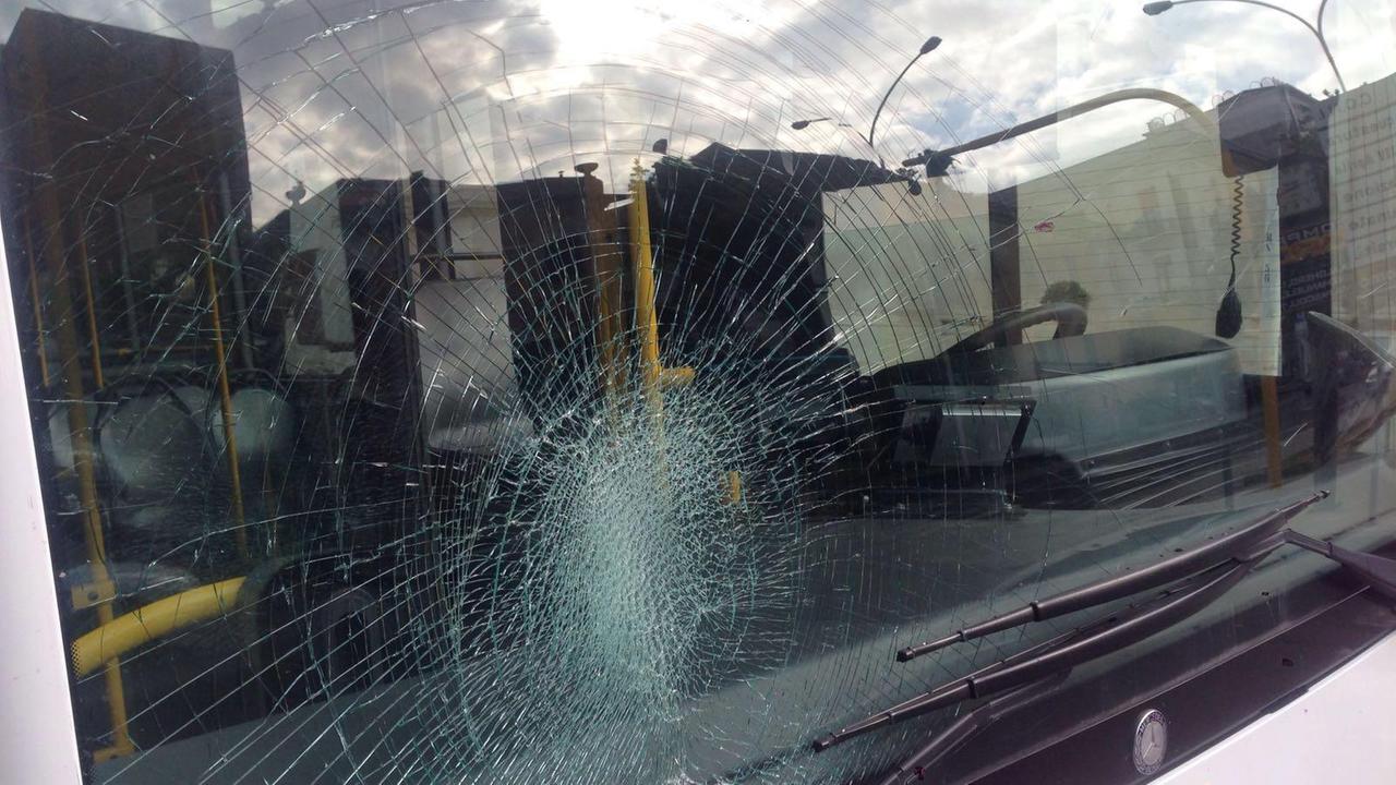Il parabrezza dell'autobus sfondato