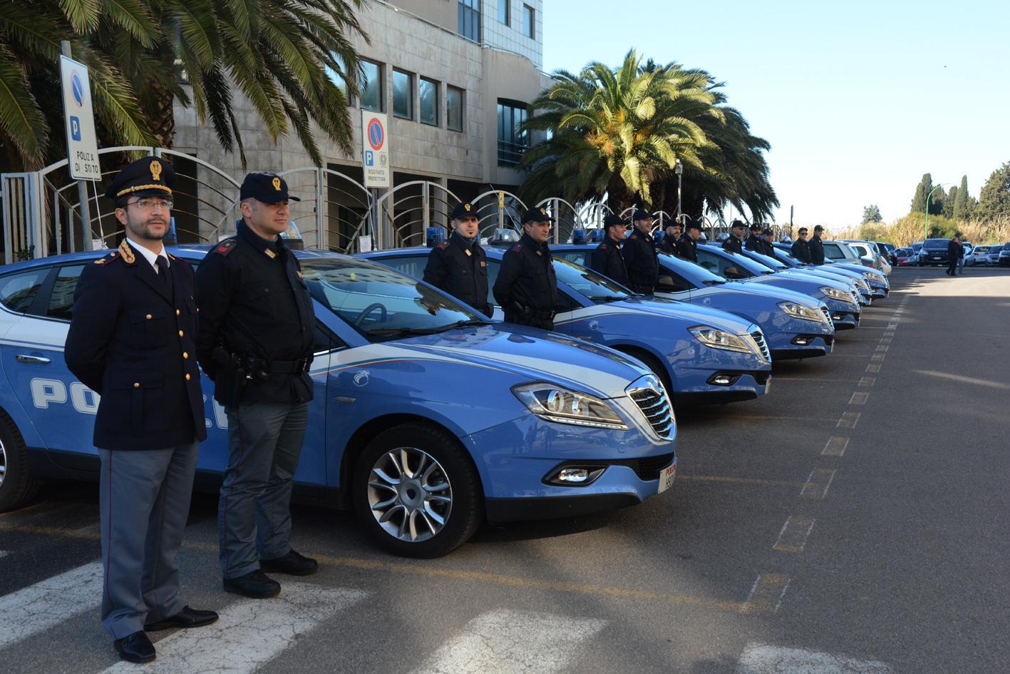 Pattuglia della Polizia con la nuova auto in dotazione