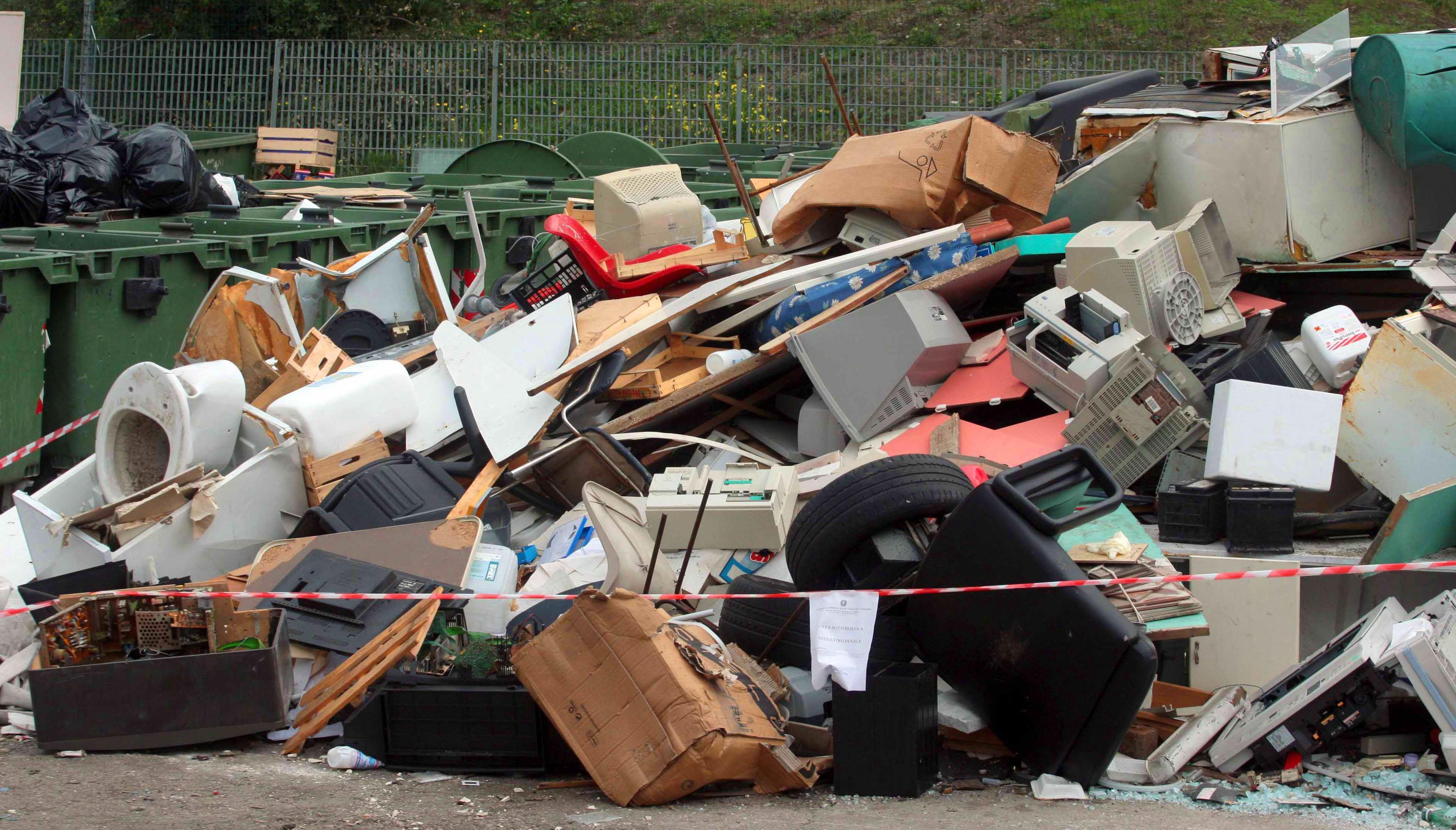 Una discarica abusiva, foto simbolo