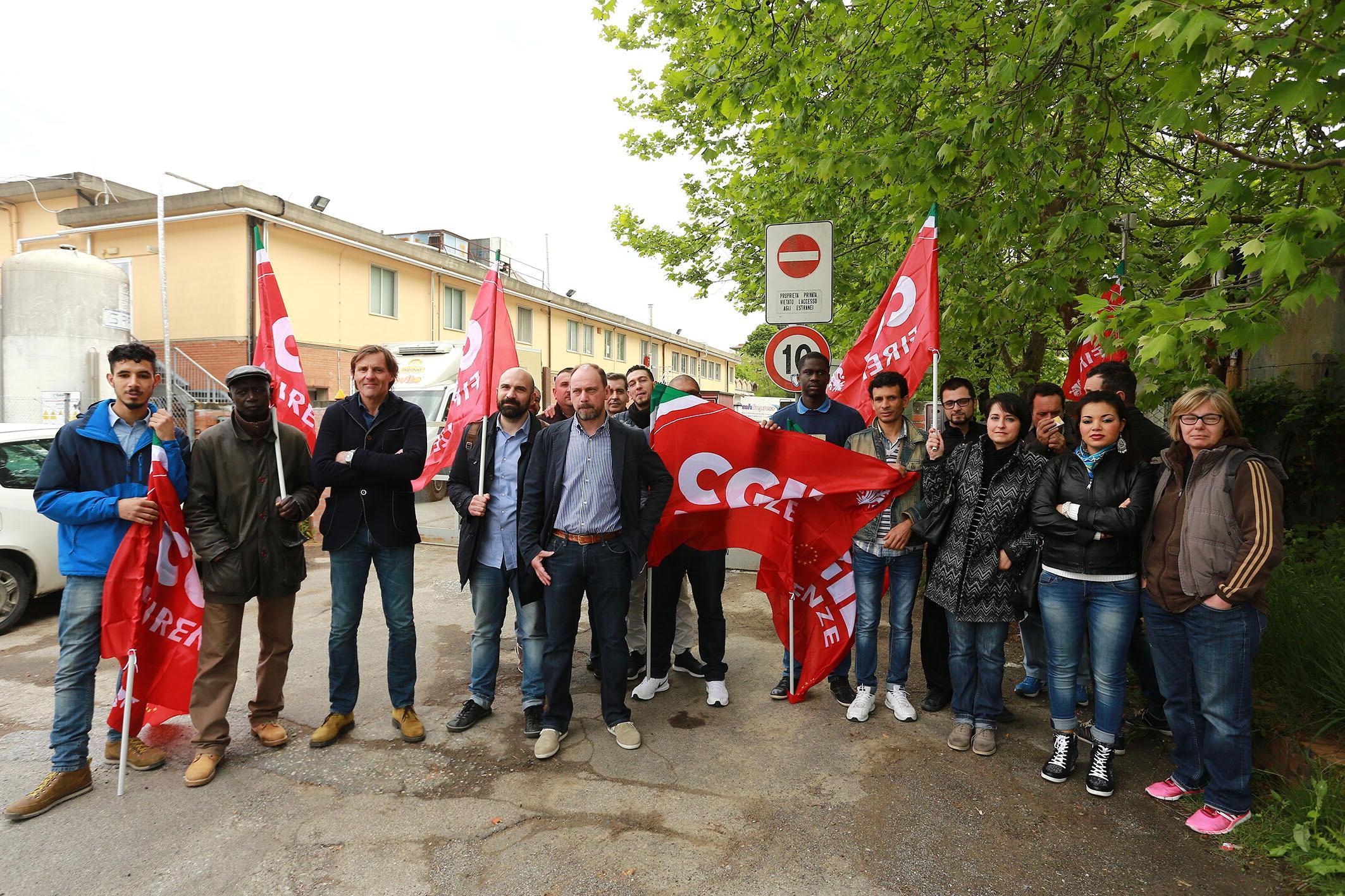 Larbi Khelenaine e Mor Niang (i primi a sinistra) con altri lavoratori in sciopero (Foto Agenzia Carlo Sestini)