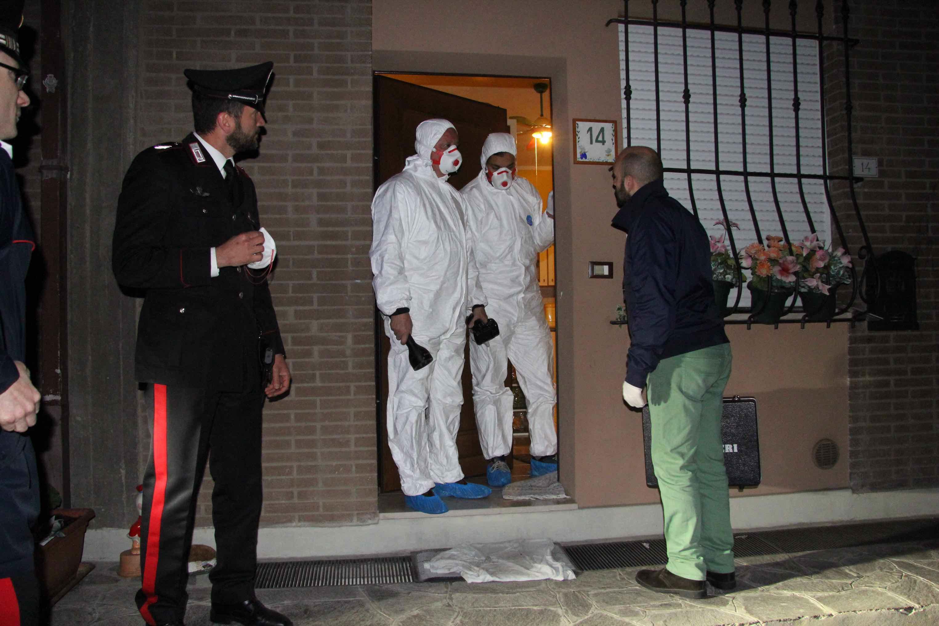 Il sopralluogo della Scientifica dei carabinieri a Poggio a Caiano (foto Batavia)