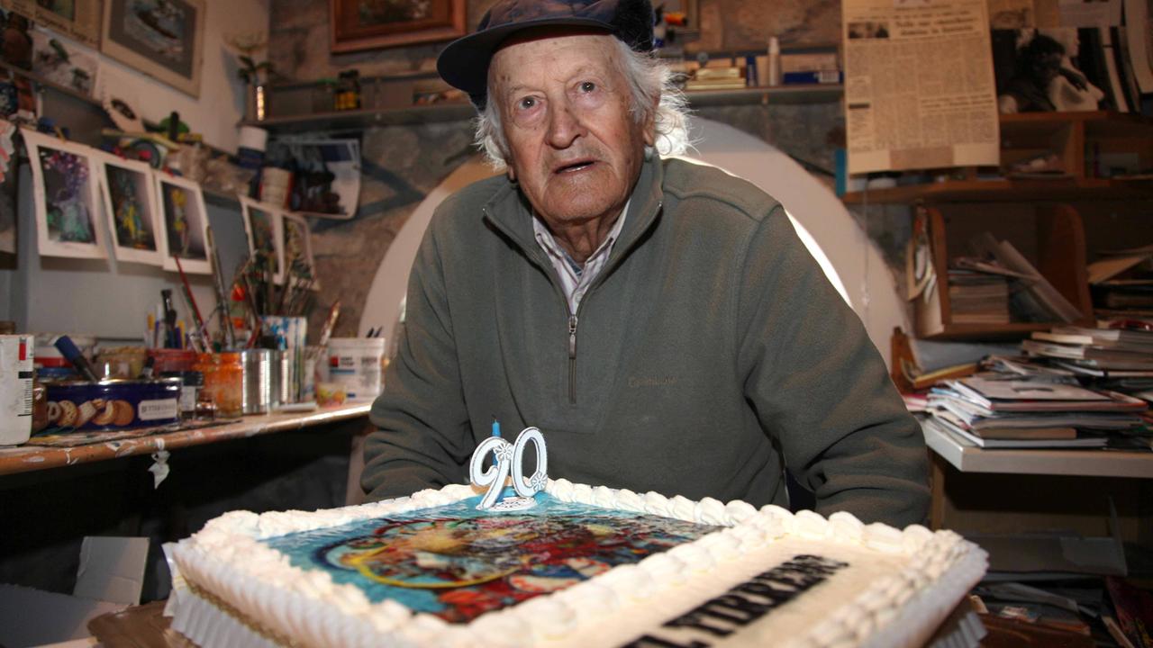 Arnaldo Galli festeggia novant'anni con la torta preparata per il Tirreno dalla pasticceria Lombardo