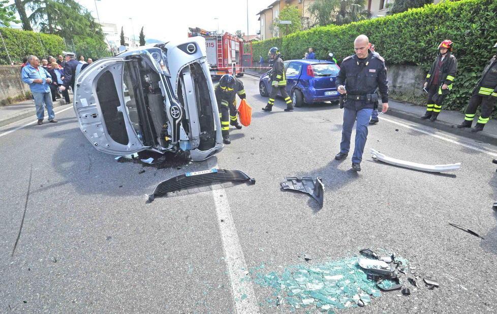 Prigioniera nell’auto cappottata 