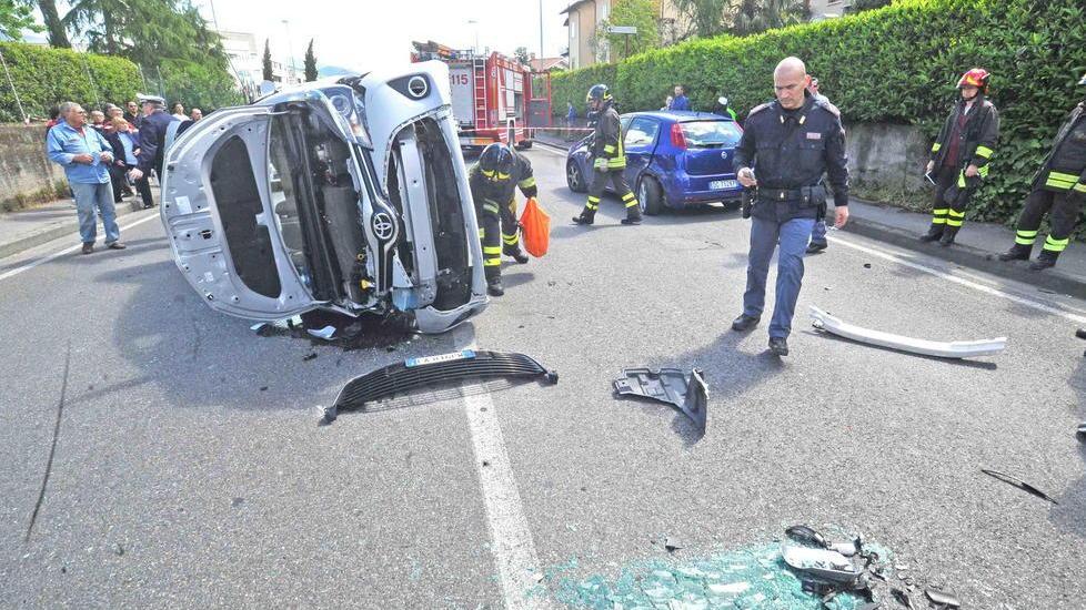 Prigioniera nell’auto cappottata