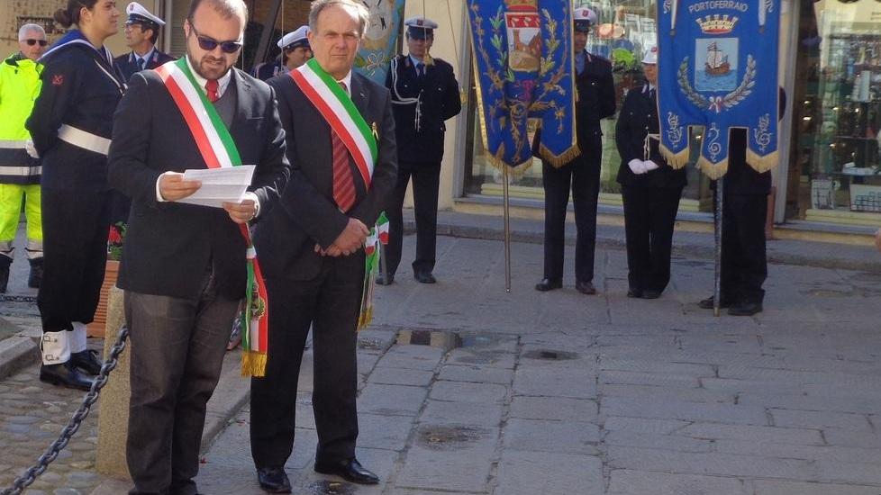 E il sindaco Ferrari festeggia da solo a Marina di Campo