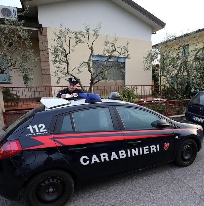 Finge di cercare una sarta per raggirare anziani 
