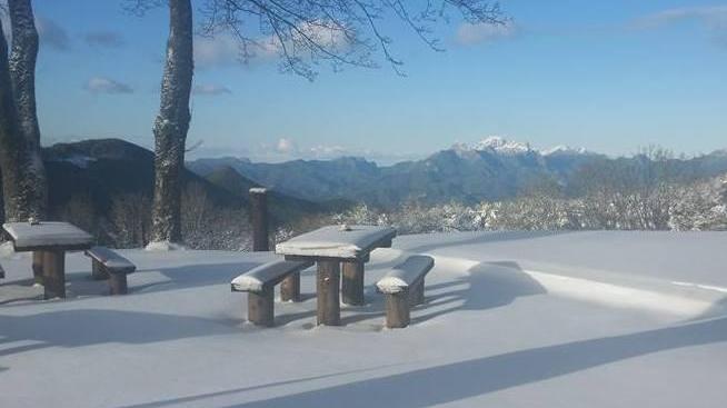 Monti innevati in tutta la Garfagnana