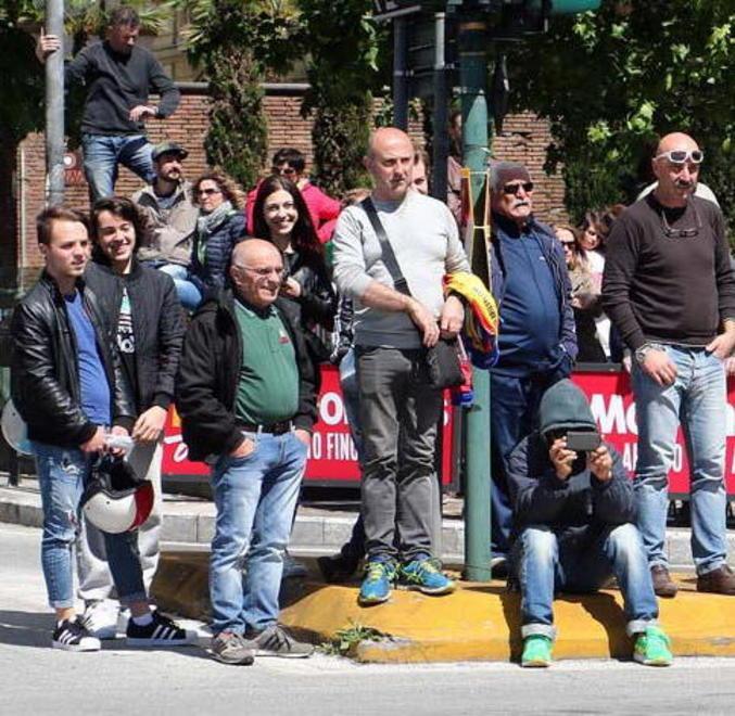 Centinaia di persone ad applaudire 
