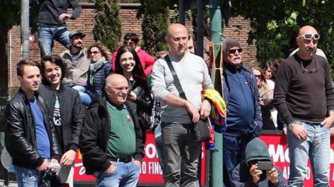 Centinaia di persone ad applaudire