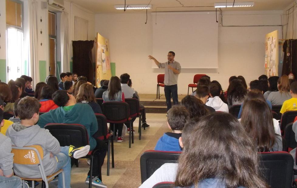 Studenti a lezione di lettura con Gungui 