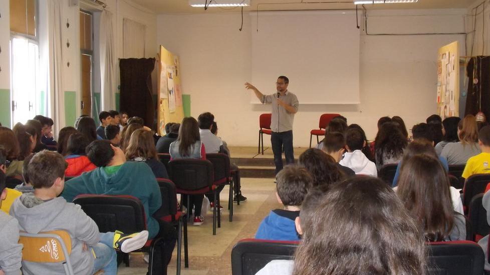 Studenti a lezione di lettura con Gungui