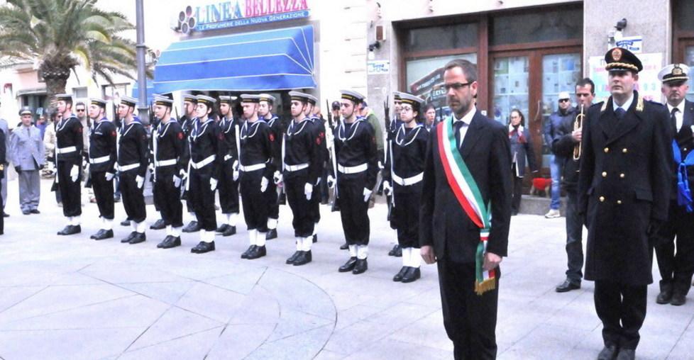 Militari e cittadini ricordano il 25 aprile