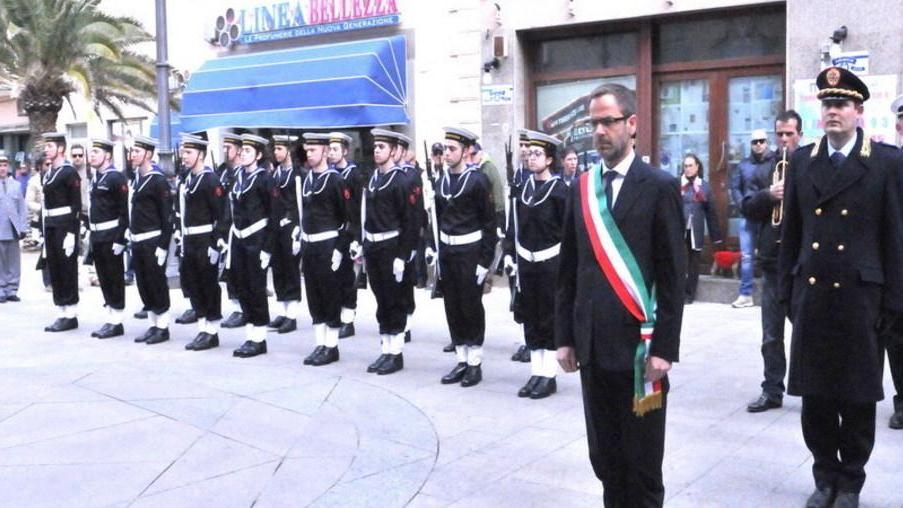 Militari e cittadini ricordano il 25 aprile