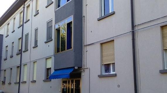 Coppia di stranieri con un figlio vive in cantina senza servizi igienici