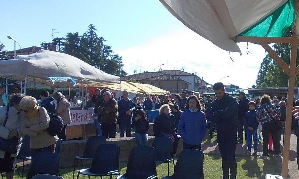Distribuita spilla commemorativa 