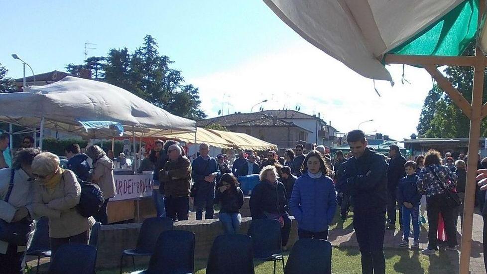 Distribuita spilla commemorativa