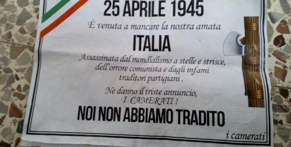 Manifesti fascisti contro i partigiani affissi alla sede Pd 